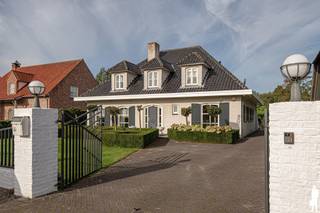 <p><strong>Ruime statige villa met 4 slaapkamers, 2 badkamers en dubbele garage in Wuustwezel</strong></p>
<p>Deze <strong>ruime, goed onderhouden en lichtrijke villa</strong> is gelegen aan de Bredabaan in Wuustwezel, nabij de Nederlandse grens. De woning beschikt over <strong>4 slaapkamers, 2 badkamers, een royale leefruimte, een volledig omheinde tuin en een vrijstaande dubbele garage</strong>. Dankzij de slaapkamer en badkamer op het gelijkvloers biedt de woning bovendien de mogelijkheid tot <strong>gelijkvloers wonen</strong>.</p>
<p><strong>Gelijkvloerse verdieping</strong></p>
<ul>
<li><strong>Ruime inkomhal</strong>, open tot in de nok, met veel natuurlijke lichtinval en trap naar de verdieping</li>
<li><strong>Gastentoilet</strong> met handenwasser</li>
<li><strong>Royale leefruimte</strong> met zit- en eetgedeelte, houthaard en airconditioning</li>
<li><strong>Lichtrijke erker</strong> met screens en zicht op de tuin en rechtstreekse toegang tot het terras</li>
<li><strong>Afgesloten keuken</strong> met granieten werkblad, inductiekookplaat, oven, microgolfoven, koelkast, vaatwasser en dampkap en schuifraam vanuit de keuken met toegang tot het terras</li>
<li><strong>Praktische berging</strong> aansluitend aan de keuken</li>
<li><strong>Slaapkamer op het gelijkvloers</strong>, voorzien van airconditioning en rolluiken</li>
<li><strong>Badkamer</strong> met inloopdouche, toilet, lavabomeubel, sierradiator en raam</li>
<li><strong>Afzonderlijke wasplaats</strong> met uitgietbak en verhoogde opstelling voor wasmachine en droogkast</li>
<li><strong>Achterdeur</strong> met rechtstreekse toegang tot dit gedeelte van de woning</li>
</ul>
<p><strong>Eerste verdieping</strong></p>
<ul>
<li><strong>3 slaapkamers</strong>, afgewerkt met parketvloer</li>
<li><strong>Ruime badkamer</strong> met ligbad, douche, dubbel lavabomeubel, toilet, sierradiator en raam</li>
<li>Natuurstenen vloerafwerking in de badkamer</li>
</ul>
<p><strong>Zolderverdieping</strong></p>
<ul>
<li><strong>Praktische bergzolder</strong>, bereikbaar via een vlizotrap in een slaapkamer</li>
</ul>
<p><strong>Tuin en buitenruimte</strong></p>
<ul>
<li><strong>Volledig omheinde tuin</strong> met natuurstenen terras</li>
<li><strong>Elektrische zonneluifel</strong> aan de woning</li>
<li><strong>Vrijstaande dubbele garage</strong> met twee elektrische garagepoorten</li>
<li><strong>Afzonderlijke berging</strong> bij de garage voor tuinmateriaal</li>
<li><strong>Ruime oprit</strong> met parkeergelegenheid voor circa 8 wagens</li>
<li>Buitenverlichting en buitenkraan</li>
</ul>
<p><strong>Bijzonderheden</strong></p>
<ul>
<li><strong>4 slaapkamers en 2 badkamers</strong>, waarvan telkens één op het gelijkvloers</li>
<li><strong>Gelijkvloers wonen mogelijk</strong></li>
<li><strong>Zonnepanelen</strong> op de garage</li>
<li><strong>Airconditioning</strong> in de leefruimte en slaapkamer</li>
<li><strong>Alarmsysteem en camerabewaking</strong></li>
<li><strong>Houten ramen met dubbele beglazing</strong>, deels PVC</li>
<li><strong>Rolluiken, luiken en screens</strong> aanwezig</li>
<li><strong>Dakisolatie</strong> en verwarming op aardgas</li>
</ul>
<p><strong>Ligging</strong></p>
<p>Gelegen aan de <strong>Bredabaan in Wuustwezel</strong>, op korte afstand van de Nederlandse grens en Zundert. Een school bevindt zich op circa <strong>100 meter</strong>, een bushalte op circa <strong>300 meter</strong> en een bakker op circa <strong>500 meter</strong>. Het centrum van Wuustwezel ligt op ongeveer <strong>3 km</strong>.</p>
<p><strong>Een ruime woning met tal van mogelijkheden, een praktische indeling en een aangename tuin, ideaal voor wie comfortabel en gelijkvloers wil kunnen wonen!</strong></p>
<p>Bewoonbare opp. 271 m² ref.: bruto vloeropp. EPC-certificaat</p>
