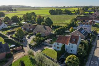 Op een bijzonder rustige locatie in Holsbeek, in een doodlopende straat omringd door velden en wandelwegen, ligt deze charmante halfopen bebouwing. De woning werd rond 2015 grondig gerenoveerd en is volledig instapklaar.<br /><br />Binnen vormt de open leefruimte het hart van de woning, met aansluitend een ruime en praktische keuken. Verder zijn er drie slaapkamers, een badkamer en voldoende bergruimte. Zo is er een bureauruimte, wasberging, kelder en zolder aanwezig.<br /><br />Ook buiten biedt de woning heel wat comfort. De volledig omheinde, zuidgerichte tuin beschikt over een ruim terras en een grote tuinberging. Vooraan is er plaats om twee wagens te parkeren.<br /><br />De ligging combineert het beste van twee werelden. Je woont hier midden in het groen, met wandel- en fietsroutes vlakbij en het Kasteel van Horst op wandelafstand, terwijl ook Leuven, Aarschot en de belangrijkste verbindingswegen vlot bereikbaar blijven.<br /><br />Een instapklare gezinswoning op een mooie, rustige locatie, met een fijne tuin en de natuur vlak voor de deur. <br /><br />De woning is beschikbaar vanaf mei/juni 2027 in onderling overleg met de eigenaars.<br /><br />Interesse voor een bezoek ter plaatse? Contacteer ons snel!