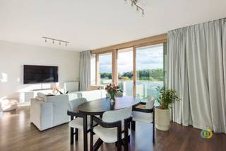 <p><span>Dit gezellige en lichtrijke appartement, gelegen op de vierde verdieping van een recent gebouw, geniet van een uitstekende ligging en biedt alle nodige comfort. Bij het binnenkomen komt u terecht in de inkomhal die toegang geeft tot de verschillende ruimtes. De aangename leefruimte geniet dankzij de grote raampartijen van veel natuurlijk licht en biedt toegang tot het zuidgerichte terras. Aansluitend bevindt zich de volledig ingerichte keuken met een praktische berging, voorzien van aansluitingen voor een wasmachine en droogkast. De wasmachine is reeds inbegrepen. Via de nachthal bereikt u de twee slaapkamers van respectievelijk 11 m² en 9,5 m², een badkamer met ligbad en dubbele wastafel, een aparte douchekamer en een afzonderlijk toilet. Bovendien beschikt het appartement over een ondergrondse staanplaats en een privatieve kelder, beide inbegrepen in de huurprijs. De maandelijkse provisie bedraagt 200 en omvat de gemeenschappelijke kosten, verwarming en warm water. Bent u op zoek naar een comfortabel en ideaal gelegen appartement? Aarzel dan niet om contact met ons op te nemen voor een bezoek!</span></p>