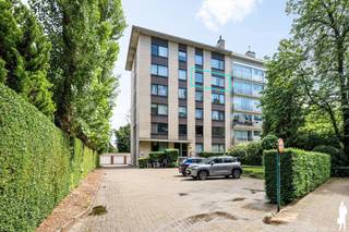 Instapklaar appartement (ca 90m²) met 2 slaapkamers, dressing en ondergrondse garage<br /><br />- Gelegen op de 4e verdieping<br />- Optimale lichtinval <br />- Overdekt terras<br />- 2 slaapkamers + dressing/berging<br />- Mooie leefruimte met open keuken<br />- Badkamer met inloopdouche <br />- Kwalitatieve interieurrenovatie (2023)<br />- Bovengrondse parkeerplaatsen voor bezoekers vooraan<br />- Zeer ruime garage<br />- Gemeenschappelijk verbruik water<br />- Garagebox verplicht aan te kopen (vraagprijs: 25 000 euro)<br /><br />Onmiddellijke omgeving:<br />- Nabij het centrum van Mortsel met scholen, parken, winkels en openbaar vervoer op fiets- en wandelafstand<br />- Zeer vlotte bereikbaarheid naar Antwerpen en Brussel (E19 en trein)<br />- Nabij fiets – o – strade <br /><br />Bijzondere kenmerken:<br />- CV op gas (individuele meter)<br />- Ramen dubbele beglazing met afselia raamprofielen<br />- EK conform<br />- Keuken en badkamer vernieuwd <br />- Vloeren vernieuwd<br /><br />Indeling: <br />- Inkomhal met apart gastentoilet<br />- Leefruimte met zithoek en open keuken <br />- Volledig geïnstalleerde keuken met ontbijthoek<br />- Badkamer met douche, wastafel en toilet<br />- Overdekt terras<br />- 2 slaapkamers<br /><br />Voor meer informatie kan u terecht op www.deboerenpartners.be