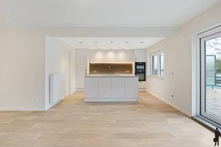 Gerenoveerd appartement (ca. 140m²) met 3 slaapkamers en groot terras . Dichtbij winkels, scholen en openbaar vervoer.Indeling:-3 ruime slaapkamers:...