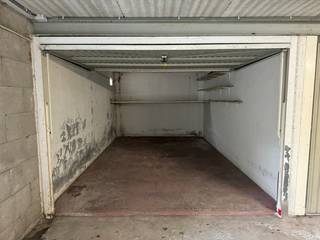 Centraal gelegen in het domein Sunparks bevindt zich een garagecomplex waarvan deze afgesloten garagebox met manuele poort deel uitmaakt.In de...