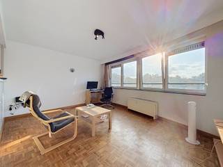 Voskenslaan 471: Aan de stationsbuurt gelegen 1 slaapkamerappartement met indeling als volgt:
Inkomhal, berging, lichtrijke leefruimte, slaapkamer met ensuite badkamer. Aansluiting voor wasmachine en vaatwasmachine aanwezig.
Op wandelafstand van Gent-Sint-Pietersstation, uitzicht op campus de Sterre
€825 + €65 (excl. EGW)
Beschikbaar vanaf 15/12