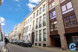 Deze statige herenwoning met een bewoonbare oppervlakte van maar liefst 709m2 onderging een totaalrenovatie in 2012 door het Antwerpse...