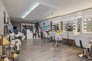 <p>✨ <strong>Dé Perfecte Locatie voor Jouw Succes!</strong> ✨</p>
<p>Ben jij op zoek naar een <strong>uitzonderlijk handelspand</strong> op een <strong>zichtlocatie met veel passage</strong>? Dit prachtige en <strong>instapklare pand</strong> in het bruisende Koersel biedt een unieke kans voor ondernemers die willen groeien!</p>
<p><strong>Topligging</strong> met maximale zichtbaarheid en vlotte bereikbaarheid<br /><strong>Ruime & flexibele indeling</strong>, perfect voor winkel, kantoor, showroom of horeca<br /><strong>Moderne en stijlvolle afwerking</strong>, direct klaar voor gebruik<br /><strong>Veel natuurlijke lichtinval</strong> voor een aangename sfeer<br /><strong>Voldoende parkeergelegenheid</strong> in de buurt voor klanten en personeel</p>
<p>Dit pand ademt <strong>uitstraling, klasse en potentieel</strong> – de perfecte basis voor een succesvolle onderneming. Of je nu een <strong>trendy boetiek, hippe horecazaak, modern kantoor of exclusieve showroom</strong> wilt starten, hier kan het allemaal!</p>
<p><strong>Een unieke kans die je niet mag missen!</strong></p>
<p><strong>Maak snel een afspraak voor een bezichtiging en ontdek zelf de mogelijkheden van dit geweldige pand.</strong></p>