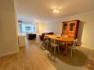 Dit ruime en lichtrijke appartement is gelegen op de eerste verdieping en biedt een aangename combinatie van comfort, ruimte en rust. Het appartement is volledig bemeubeld en beschikt over twee ruime slaapkamers, een grote leefruimte en een terras achteraan.<br /><br />Bij het binnenkomen kom je in een ruime inkomhal met ingemaakte kasten, die meteen voor heel wat praktische bergruimte zorgen. Vanuit de inkomhal kom je in de zeer ruime en lichtrijke leefruimte, waar dankzij de grote ramen veel natuurlijk licht binnenvalt. Aansluitend bevindt zich de grote, volledig uitgeruste keuken, met daarnaast een aparte bergruimte.<br /><br />Verder beschikt het appartement over twee ruime slaapkamers en een ruime badkamer met inloopdouche.<br /><br />Achteraan beschikt het appartement over een ruim en rustig gelegen terras.<br /><br />Het appartement wordt volledig bemeubeld verhuurd en beschikt bovendien over een autostaanplaats in de garage, inbegrepen in de huurprijs.<br /><br />Huurprijs: €1.450/maand<br />Gemeenschappelijke kosten: €100/maand<br /><br />Wenst u dit appartement zelf te ontdekken? Neem vandaag nog contact op voor een bezoek.<br />Meer info via valerie.vdk@imovastgoed.be of via 015/34.34.54.