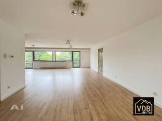 <p><strong>Over dit unieke pand</strong><br />Welkom op de Hasseltsteenweg 347 in Sint-Truiden: een eigendom dat alle <strong>voordelen van een huis</strong><br />combineert met het <strong>comfort van een appartement.</strong> Omdat dit het <strong>enige appartement in het gebouw </strong>is<br />(gelegen op de eerste verdieping boven de lokale superette "Spar"), geniet u hier van een ongeëvenaarde<br />privacy: <strong>geen buren in het gebouw</strong> en <strong>geen lawaai van boven of onder</strong>. Met een <strong>royale bruto bewoonbare</strong><br /><strong>oppervlakte van 170 m2</strong>, twee terrassen (samen 24,8 m2), een enorme zolderverdieping én een private kelder<br />van 14 m2 komt u hier werkelijk geen enkele vierkante meter ruimte tekort.  Het appartement is in principe instapklaar. Met een grondige opfrisbeurt maak je er helemaal je eigen thuis van. Voor een eerste indruk maakten we een 3-D presentatie.  Klik op de link en bekijk de woning alsof je er zelf in rond loopt: https://vt.plushglobalmedia.com/tour/TT1ADIYIK4 </p><p><strong>Indeling &amp; Comfort</strong><br />U betreedt de woning via uw eigen private ingang op het<br />gelijkvloers met een ruime inkomhal en trappenhuis. Op de<br />eerste verdieping verwelkomt een grote inkomhal<br />met veel daglicht u in de leefruimtes:<br />Leefruimte (55 m2): Een indrukwekkend lichte ruimte<br />met gezellige haard, eetplaats en directe toegang tot<br />beide terrassen.<br />Keuken (15 m2): Volledig voorzien van inbouwtoestellen, met<br />aansluitend een handige berging/wasplaats.<br />Extra bureau/berging: Direct aansluitend aan de<br />leefruimte, ideaal als home-office.<br />Nachtthal: Verleent toegang tot de badkamer en 3<br />volwaardige slaapkamers (18,4 m2, 14 m2 en 10 m2).</p><p>Badkamer: Voorzien van een enkele wastafel, douche<br />en toilet, plus nog een apart gastentoilet in de hal.</p><p><strong>Troeven &amp; Extra's</strong></p><ul><li><span>Buitengewoon Ruim &amp; Vrijstaand Wonen</span></li><li><span>Geen bovenburen of onderburen in gebouw</span></li><li><span>Uniek appartement van maar liefst 170 m2 bruto met 2 grote terrassen en privéparking</span></li><li><span>Maximale privacy: Enige appartement in het gebouw.</span></li><li><span>Buitenruimte: 2 terrassen (16,8 m2 achteraan, 8 m2 vooraan).</span></li><li><span>Parkeren: 2 parkeerplaatsen op het terrein.</span></li><li><span>Extra bergruimte: Volledig begaanbare zolderruimte en private kelder (14 m2).</span></li><li><span>Technisch in orde: AREI- goedgekeurde elektriciteit.</span></li><li><span>Recente gasketel + boiler,</span></li><li><span>Wellicht asbestveilig.</span></li><li><span>Lage kosten: Minimale gemeenschappelijke kosten.</span></li></ul><p><br /> </p><p><strong>Bevalt deze woning je? Neem dan vrijblijvend contact op met Marie-Paule voor meer info of om een bezichtiging in te plannen : 0476/959 958</strong><br /> </p><p><br /> </p>