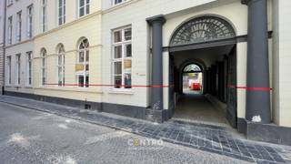 Dit instapklare kantoorpand van in totaal 398m² bevindt zich in het centrum van Brugge en is verdeeld over twee verdiepingen. <strong>(mogelijkheid om apart te huren)</strong> Het pand beschikt over een karakteristieke gevel en is voorzien van een lift, centrale verwarming en HR-beglazing voor een functionele werkomgeving. Dankzij de indeling met diverse kantoorruimtes, een onthaal en een ingerichte keuken is het object direct operationeel. Daarnaast biedt de aanwezigheid van een stadstuintje een rustige buitenruimte in het hart van de stad.<br /><br /><span><strong><u>Benaderende OPPERVLAKTEN: </u></strong><br /><strong><em>Constructie - bewoonbare oppervlakten</em></strong></span><br /><strong>Gelijkvloers</strong>: 175 m²<br /><strong>Eerste verdieping</strong>: 223 m²<br /><br /><span><strong><em>Grondoppervlakte</em></strong></span><br /><span>Totale grondoppervlakte: 421m²</span><br /><br /><span><strong><u>INDELING</u></strong><u> : </u></span><br /><strong><u>kantoorruimte </u></strong><br /><span><strong><em>Gelijkvloers (175m²)</em></strong> : ruime Inkom</span>(onthaal/wachtruimte)<span>met toegang tot trappenhaal en lift - 4 burelen - 2 toiletten</span><br /><br /><span><strong><em>Eerste verdieping (223m²)</em></strong> : traphal met overloop - 6 ruime kantoorruimtes - </span><span>berging - keuken met de noodzakelijk toestellen(vaatwasser, koelkast, microgolf, oven, dubbele spoelbak)</span><br /><br /><u><strong>AFWERKING</strong></u><br />HR-beglazing - Het kantoor kenmerkt zich door grote raampartijen, wat zorgt voor veel natuurlijk licht - De ruimtes zijn voorzien van HR-beglazing en centrale verwarming - Overal is gekozen voor een duurzame tegelvloer - Er is een lift aanwezig die de verschillende verdiepingen met elkaar verbindt - Het pand is beveiligd door middel van een intercomsysteem met code<br /><br /><u><strong>TROEVEN</strong></u><br />- prachtige gevel<br />- historisch centrum<br />- stadstuintje<br /><br /><span><strong><u>Algemene staat</u></strong> : instapklaar</span><br /><br /><span><strong><u>VEILIGHEID:</u></strong><br />intercom met code</span><br /><br /><span><strong><u>NUTSVOORZIENINGEN</u></strong><u> :</u></span><br />Stadswater, elektriciteit, gas, 2 sanitaire blokken.<br /><br /><span><strong><u>LIGGING:</u></strong></span><br />- Gelegen in het hartje van Brugge<br />- Parkeergelegenheid (Pandreitje, ’t Zand, Biekorf, Katelijne, Zilverpand)<br /><br /><span><u>* Bijzonderheden</u></span><br />- intercom met code<br />- Onze referentie op<strong> www.centro.be</strong> :<strong>Q0</strong>-<strong>Interesse?</strong>Neem dan vandaag nog contact voor meer info of bezichtiging:<strong> 050700102</strong><strong> .</strong><strong>CENTRO | BEDRIJFSVASTGOED</strong>is al 24 jaar<u>gespecialiseerd in de bemiddeling van commercieel- en bedrijfsvastgoed</u>in West- en Oost-Vlaanderen.<strong>Wilt u ook weten hoeveel uw bedrijfsgebouw waard is?</strong>Neem contact op met ons vrijblijvend voor een marktconforme waardebepaling van uw pand.