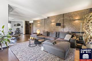 Architectenwoning - Zeer ruime villa met buitengewone voorzieningen voor vrij beroep. Genietend van prachtige, zuidgerichte leeftuin. Topligging in rustige residentiële wijk op enkele minuten van Het Zoute.
Indeling: ruime inkomhall met zeer hoge vide, wachtzaal en toilet, praktijkruimte en trap naar fitness op eerste verdieping, toegang naar spacieuze woonkamer met eetplaats en aparte keuken beiden uitgevend op de tuin, grote berging met toegang tot zolder dienst doende als tv-room, eerste verdieping: drie slaapkamers, één badkamer en zeer ruime, lichtrijke fitness. Op tweede verdieping royale slaapkamer met grote dressing en badkamer. Tuin met zwemvijver en jacuzzi, mooi aangelegde terrassen én petanquebaan. Oprit voor 3 wagens, carport en fietsenstalling met bijkomende binnenstaanplaats voor wagen. Uitzonderlijke parkeermogelijkheid voor gasten langs de woning. Mooi dossier!
(EPC 191 - UC 20200628-0002287316-RES-1)