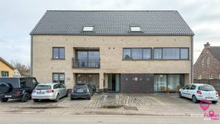 <p>Bij ImmoFusion 7/7 “open huis” : klik op onze 3D-TOUR<br /><br />Ruim en energiezuinig duplex appartement (126 m²) met 3 slaapkamers en groot terras in de Groenstraat 16 te Houthalen-Helchteren!</p>
<p>Bent u op zoek naar een instapklaar, ruim en energiezuinig appartement met alle comfort? Dan is dit prachtige duplex appartement, gebouwd in 2007 en gelegen in de Groenstraat 16 te Houthalen-Helchteren, precies wat u zoekt.</p>
<p>Bij het betreden van het pand komt u binnen in de inkomhal, waar u via de trap naar de leefverdieping gaat. Hier wordt u verwelkomd in een lichtrijke en ruime woonkamer met gezellige eethoek. Aansluitend bevindt zich de volledig uitgeruste keuken met kookeiland, voorzien van alle inbouwtoestellen en een stijlvol granieten werkblad, een ideale plek voor wie houdt van koken en gezellig samenzijn.</p>
<p>Links van de inkom bevindt zich het waskot en een praktische berging, met ruimte voor de inloopdouche. Vanuit deze ruimte is er eveneens toegang tot het terras. Via de grote schuifdeur in de woonkamer bereikt u het ruime zonneterras van maar liefst ca. 40 m², perfect om te ontspannen of gasten te ontvangen.</p>
<p>Op de bovenverdieping bevinden zich drie volwaardige en ruime slaapkamers, evenals een luxueus afgewerkte badkamer. Het appartement beschikt over twee aparte toiletten, wat zorgt voor extra comfort.</p>
<p>Dankzij de verwarming op gas en het gunstige EPC-label B is dit appartement bijzonder energiezuinig. Bovendien werd er veel aandacht besteed aan maatwerk en ingebouwde kasten, wat zorgt voor een strakke afwerking en optimaal gebruik van de ruimte. Extra troeven zijn het aanwezige camerasysteem en de lamellen die mogen blijven hangen.</p>
<p>Er zijn geen vaste gemeenschappelijke kosten. Verder beschikt het appartement over een privatieve berging en een autostaanplaats in de kelder, evenals een extra autostaanplaats aan de voorzijde van het gebouw.</p>
<p>Meubels kunnen eventueel mee aangekocht worden; een interessante opportuniteit voor wie volledig ontzorgd wil verhuizen.<br /><br />Pluspunten:<br />- Bewoonbare opp. 126m²;<br />- 3 slaapkamers;<br />- EPC-label B - energiezuinig;<br />- Verwarming op gas;<br />- Volledig uitgeruste keuken met eiland!<br />- Luxe badkamer en 2 wc's;<br />- Veel maatwerk - inbouwkasten;<br />- Camerasysteem!<br />- Geen vaste kosten!<br />- Privé berging in de kelder!<br />- 2 autostaanplaatsen!<br />- Vlotte verbinding naar de autosnelweg E314!<br />- Dichtbij winkels op wandelafstand!<br /><br /><span>Maatregelen opgenomen in het Maatregelenregister: nee</span><br /><br />Voor een bezichtiging ter plaatse of meer info, bel ons op 078/78.78.70, of kom gewoon binnen op ons kantoor, steeds welkom!</p>