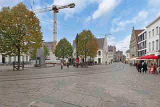 <p>Vous êtes à la recherche d'un espace commercial authentique de près de 400 m² dans le centre de Gand ? Nous avons ce qu'il vous faut !</p><p>L'espace commercial est situé dans le centre de Gand, dans un endroit extrêmement commercial et facile d'accès. De nombreux magasins, restaurants, bureaux et transports en commun se trouvent dans les environs immédiats, ce qui garantit un passage et une visibilité constants. Grâce à cet excellent emplacement, la propriété combine les atouts d'un environnement urbain animé avec l'attrait du centre historique de Gand.</p><p>La structure authentique du bâtiment a été excellemment préservée, avec des éléments rustiques qui donnent une impression de chaleur et de caractère.<br />L'espace commercial se compose d'un grand espace ouvert avec une salle de stockage séparée dans laquelle se trouvent également des toilettes. L'escalier en pierre mène au premier étage, où se trouvent deux autres pièces, actuellement aménagées en réception et en vestiaires avec douches.</p><p>Vous êtes intéressé ? Contactez-nous dès aujourd'hui pour planifier une visite ou pour plus d'informations </p>