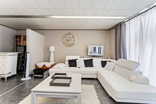 Deze ruime en veelzijdige woning in Kachtem biedt tal van mogelijkheden voor wie wonen en werken wil combineren of gewoon op zoek is naar extra ruimte.<br />De woning beschikt over maar liefst <strong>vijf volwaardige slaapkamers</strong>, waardoor ze ideaal is voor grote gezinnen of voor wie extra kamers wenst in te richten als bureau, hobbyruimte of dressing. Daarnaast is er een<strong> handelsruimte/ dubbele leefruimte</strong> aanwezig, wat deze eigendom bijzonder interessant maakt voor zelfstandigen of ondernemers. Er zijn 2 deuren die toegang geven tot de woning, dus u kan uw prive en zaak perfect van elkaar afscheiden.<br />Met twee badkamers geniet u van extra comfort en gebruiksgemak. De zonnige binnenkoer vormt een aangename buitenruimte waar u in alle rust kan ontspannen en genieten van het mooie weer.<br />Dankzij het<strong> EPC-label C</strong> is er geen renovatieverplichting, wat meteen een grote troef is. Bovendien is de woning gelegen op een goede locatie in Kachtem, met een vlotte bereikbaarheid en nabijheid van voorzieningen. Er is ook een mogelijkheid om opnieuw een garage te maken, deze is te bereiken via de zijstraat, momenteel is deze dichtgemaakt.<br />Kortom, een ruime woning met tal van mogelijkheden, ideaal voor wie ruimte, flexibiliteit en een goede ligging weet te appreciëren.<br /><br /><strong>Troeven:</strong>
<ul>
	<li>Epc label van C</li>
	<li>5 Slaapkamers en 2 badkamers</li>
	<li>Opsplitsing prive en zaak mogelijk</li>
	<li>Goede locatie</li>
</ul>
<br />De opgegeven prijs is een vanafprijs. Elk voorstel wordt voorgelegd en besproken met de eigenaar.<br /><br />Wacht niet te lang om deze unieke kans te grijpen. Kom het zelf ontdekken en ervaar de verschillende mogelijkheden die deze woning te bieden heeft. Wij staan klaar om u te verwelkomen in uw toekomstige droomhuis! Bel ons vrijblijvend op voor een bezoek en info. Wij begeleiden u graag met de glimlach op zoek naar uw droomwoning . T. 051 62 40 40.