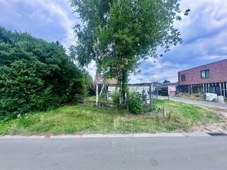 Bouwgrond 2a 36ca te koop voor half open bebouwing met zuidwestelijke oriëntatie. De bouwgrond is gelegen in rustige en gezinsvriendelijke buurt, weg van de drukte van de stad, maar toch op korte afstand van alle nodige voorzieningen. Ideale verbinding naar Mechelen / Antwerpen of Brussel.