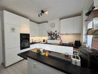 ! De woning kan gehuurd worden voor een maximale periode van één jaar. Geen domicilie mogelijk. ! Deze gezellige gemeubelde woning te huur is gelegen...