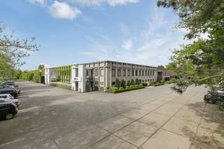 Omheind buitenterrein aan een industriegebouw op de Atealaan, vlakbij E313.<br />Het terrein wordt 's nachts afgesloten met poorten en een badge-systeem.<br />Er is ook buitenterrein beschikbaar dat niet omheind is aan 10,50€/m²/jaarbasis.<br />Voor verdere inlichtingen kan u contact opnemen met Stef Proost Immobiliën te Geel op 014/59.10.20 of via info@stefproost.be.