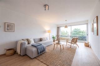 <h2><span>Verzorgd 1-slaapkamerappartement met balcon op centrale ligging in Merksem</span></h2><p><span>Op een centrale locatie aan de </span><span>Lambrechtshoekenlaan</span><span> in </span><span>Merksem</span><span> bevindt zich dit verzorgd appartement. Je woont hier op korte afstand van </span><span>winkels</span><span>, </span><span>scholen</span><span>, </span><span>openbaar vervoer</span><span> en belangrijke invalswegen. Dankzij de nabijheid van het </span><span>Runcvoortpark</span><span>, </span><span>Bouckenborghpark</span><span> én de toekomstige </span><span>Ringparken</span><span> geniet je van steeds meer groene recreatiemogelijkheden in de buurt. </span></p><p><span>Via de inkomhal kom je in de aangename en lichtrijke </span><span>woonkamer</span><span>, die rechtstreeks toegang biedt tot het </span><span>balcon</span><span>. De </span><span>keuken</span><span> is praktisch ingericht en voorzien van de nodige basistoestellen en voldoende kastruimte.</span></p><p><span>Verder beschikt het appartement over een </span><span>ruime slaapkamer</span><span>, een apart </span><span>toilet</span><span> en een </span><span>badkamer</span><span> uitgerust met een ligbad en wastafel.</span></p><p><span>Dankzij de centrale ligging en de praktische indeling is dit appartement een ideale woonst voor een alleenstaande of een koppel.</span></p><p><span>Mogelijke verhuurprijs €750/maand + maandelijkse lasten.</span></p><p><span>Troeven:</span></p><ul><li><span>EPC B = energiezuinig </span><span> </span></li><li><span>Privéberging en fietsenstalling.</span></li></ul><p><span> </span></p><p><span>Interesse? Contacteer ons voor meer informatie of een bezoek op 036466655 of christophe@sinjoor.be</span></p>