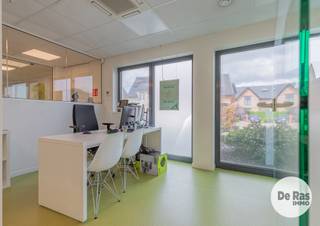 <p><strong>AALST – Opbrengsteigendom met ± 5% bruto rendement en langetermijnhuurder</strong></p>
<p>Bent u op zoek naar een stabiele vastgoedinvestering met een aantrekkelijk rendement en een beperkt risicoprofiel? Dan is deze commerciële eigendom in Aalst beslist het bekijken waard.</p>
<p>Het pand is momenteel verhuurd aan Argenta, een financieel sterke en gevestigde bank-verzekeraar. De huurovereenkomst werd in februari 2025 vernieuwd voor een periode van 9 jaar, wat zorgt voor een langdurige en voorspelbare huurinkomst.</p>
<p>Met een actuele huurprijs van € 1.665,55 per maand of € 19.986,60 per jaar realiseert deze eigendom bij een vraagprijs van € 399.000 een bruto huurrendement van ca. 5%.</p>
<p>Een bijkomende troef is dat het pand niet beschikt over een uitgesproken of moeilijk aanpasbare bankinrichting. Hierdoor blijft een eventuele toekomstige reconversie naar een andere zakelijke invulling relatief eenvoudig en beperkt in kost, wat het investeringsrisico verder verlaagt.</p>
<p>Ook de ligging, zichtbaarheid en bereikbaarheid vormen belangrijke troeven. Het pand bevindt zich op het gelijkvloers van een kleinere residentie en is praktisch en functioneel ingericht met vier afzonderlijke bureauruimtes, een wachtruimte, keukenhoek met eet- en printerruimte, twee toiletten en een technische ruimte.</p>
<p>In de kelderverdieping bevindt zich bovendien een private berging van ca. 10 m². In de verkoop zijn eveneens één buitenstaanplaats en één staanplaats onder de carport inbegrepen.</p>
<p>Ook technisch staat het pand sterk: de elektrische installatie is conform en de eigendom beschikt over een gunstig EPC-label B.</p>
<p>Meer info en bezoek 053/60.65.60.</p>