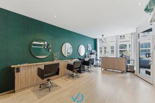 In de Diksmuidestraat, één van de belangrijkste toegangswegen naar de Grote Markt van Ieper, vinden we deze instapklare woning...