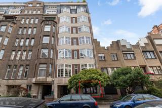 Ruim en lichtrijk appartement van 132 m² met terras op het gelijkvloers – te moderniseren<br /><br />Bent u op zoek naar een ruime en comfortabele woning in het hart van Antwerpen?<br />Dit gelijkvloers appartement van ca. 132 m² biedt u optimaal wooncomfort, een aangenaam terras, en het grote voordeel van wonen zonder trappen.<br /><br />✨ Troeven op een rij:<br /><br />Oppervlakte: ±132 m²<br /><br />Slaapkamers: 3 volwaardige, ruime slaapkamers<br /><br />Badkamer: met ligbad en toilet<br /><br />Extra: afzonderlijk gastentoilet<br /><br />Buitenruimte: terras met voldoende plaats voor een zitje<br /><br />Gelegen op een centrale en toch rustige locatie in Antwerpen, combineert dit appartement ruimte, lichtinval, terras en bereikbaarheid.<br /><br />Een ideale opportuniteit voor wie op zoek is naar een lichtrijk appartement met veel potentieel dat u volledig naar eigen smaak kan opfrissen!