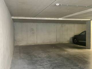 Ondergrondse autostaanplaats te huur in 'Residentie August'. De parking is vlot bereikbaar via een elektrische toegangspoort. Onmiddellijk beschikbaar! Ben je op zoek naar een autostaanplaats waar je je wagen veilig kan parkeren? Aarzel niet om ons te contacteren!