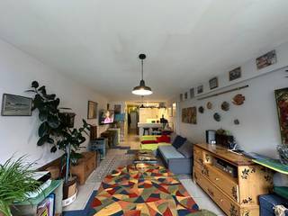 Cet appartement confortable offre un salon spacieux et lumineux, créant une atmosphère agréable et ouverte. La cuisine entièrement équipée dispose de tout le confort nécessaire et jouxte un grand débarras, idéal pour un espace de rangement supplémentaire. La salle de bains comprend une baignoire, une douche, un lavabo et des toilettes. Il y a également une chambre qui donne directement accès à une terrasse agréable, où vous pourrez vous détendre en toute tranquillité. Le bâtiment est équipé d'un ascenseur et l'appartement est disponible à partir du 1/02/2026. Le loyer est de 675 € par mois, majoré d'une avance de 60 € sur les charges communes et d'une avance de 20 € sur l'eau.<br /> 