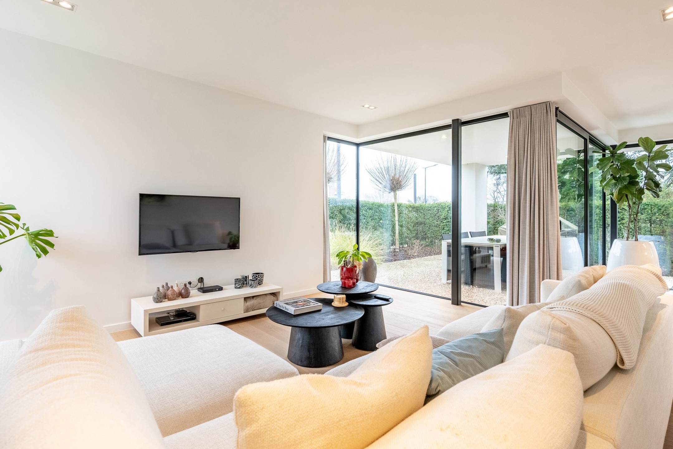 Prachtige hedendaagse villa met zonnige tuin en terrassen op fietsafstand van de zee. - foto 4