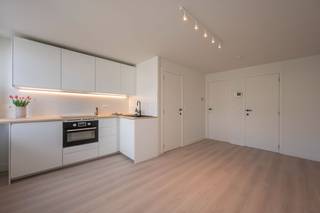 Gerenoveerd appartement met slaapkamer en EPC label B op het tweede verdiep in centrum Wenduine. Kleine residentie waardoor geen gemeenschappelijke kosten. Op slechts enkele stappen van zee, winkels en het bruisende centrum, combineert dit appartement comfort, kwaliteit en een topligging aan de Belgische kust. De indeling is als volgt: woonkamer met open geïnstalleerde keuken, badkamer (wastafel, douche en toilet) en slaapkamer. Extra berging met mogelijkheid tot het plaatsen van wasmachine. Geen lift aanwezig.<br /><br />Dankzij zijn instapklaar karakter is dit de ideale woonplek voor wie op zoek is naar een tweede verblijf, investering of gezellige thuisbasis aan zee.<br /><br />Voor meer informatie of een bezoek ter plaatse contacteer Gaëlle op het nummer 0479 17 17 17