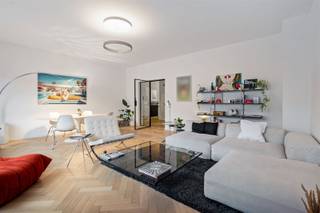 Uniek gelijkvloersappartement met zalige tuin en staanplaats OMSCHRIJVINGDit uitzonderlijk gelijkvloers appartement combineert comfort, stijl en een...