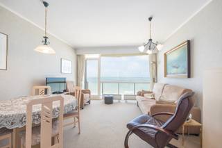 <strong>Residentie WESTEND PALACE A3</strong> : Gemeubeld appartement met slaaphoek en frontaal zeezicht in Residentie Westend Palace A3.<br /><br />Op de 8ste verdieping van Residentie Westend Palace A3 bevindt zich dit aangename appartement met een schitterend, frontaal zicht op zee. Vanuit de lichtrijke leefruimte stapt u rechtstreeks het terras op en geniet u van een uniek panorama over strand en zee.<br /><br />De indeling omvat een gezellige woonkamer met eetplaats, een ingerichte keuken, een praktische slaaphoek met ingemaakte kasten, een badkamer met ligbad en lavabo, en een afzonderlijk toilet.<br /><br />De residentie beschikt bovendien over een verzorgde binnentuin, een overdekt zwembad, een fietsenberging en een vuilnislokaal. Dankzij de centrale ligging bevinden winkels, horeca en de zeedijk zich vlakbij.<br /><br />Ideaal als tweede verblijf aan zee of als investering. Instapklaar.