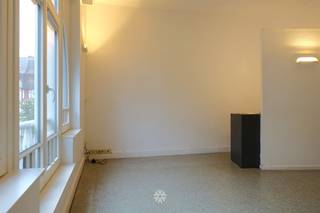 <p><span>GENT - Knokkestraat 11A: Op zoek naar een</span><span> gerenoveerd één slaapkamer appartement nabij Sint-Pietersstation te huur in Gent? </span><span>Dan is dit pand mogelijk iets voor u.</span></p><p><span> </span></p><p><span>De belangrijkste troeven in een notendop:</span></p><ul><li><span>Zal nog gerenoveerd worden (herschilderd, nieuwe vloer,...)</span></li><li><span>Energiezuinig appartement</span></li><li><span>Vlakbij Gent-Sint-Pieters, goed bereikbaar met auto en het openbaar vervoer</span></li></ul><p><span> </span></p><p><span>Indeling:</span></p><p><span>Gelegen op de tweede verdieping, zonder lift.</span></p><p><span>Leefruimte met open geïnstalleerde keuken, slaapkamer met aansluitend de badkamer(lavabo, toilet en douche).</span></p><p><span>In gemeenschappelijk gebruik is er een wasmachine en droogkast voorzien. </span></p><p><span> </span></p><p><span>Huurprijs: €775 + € 130 forfait gemeenschappelijke kosten, gas en water . Elektriciteit afzonderlijk af te rekenen.</span></p><p><span>Beschikbaar vanaf 01/06/2026. Domicilie verplicht.</span></p><p><span> </span></p><p><span>Neem contact op met Axel Lenaerts makelaars voor een bezoek via onze website.</span></p>