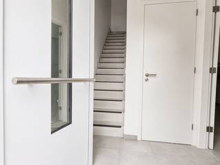 <span><strong>Woning met drie slaapkamers gelegen in het prachtige nieuwbouwproject "De Zevenster" in centrum Retie.<br /><br />Een bezoek aanvragen kan eenvoudig via onze website: www.immodrie.be. Zoek het pand terug onder 'Te Huur' en selecteer vervolgens op de pagina de optie 'Bezoek inplannen'.<span> </span><span>Omwille van de grote reeks aanvragen, worden verzoeken via Immoscoop of andere portaalsites niet verwerkt.</span></strong></span>
<p>Bij het binnenkomen via de inkomhal valt meteen de aangename lichtinval op. Vanuit deze centrale ruimte is er toegang tot de trap naar de eerste verdieping, het gastentoilet, en de open leefruimte.</p>
<p>De leefruimte vormt één geheel met de eetkamer en de volledig uitgeruste leefkeuken. Deze keuken is afgewerkt met kwalitatieve materialen en voorzien van alle moderne comfort – een combinatie van stijl, functionaliteit en duurzaamheid.<br /><br />Aansluitend bevindt zich de zitruimte, met grote raampartijen die uitkijken op de westgerichte tuin. Dankzij deze oriëntatie geniet de woning van een warme avondzon. Via het schuifraam is er toegang tot het verharde terras, ideaal voor buitenmaaltijden of ontspanning.</p>
<p>Aan de keuken grenst een praktische berging, ingericht als technische ruimte met aansluitingen voor wasmachine en droogkast.</p>
<p>Op de eerste verdieping bevindt zich een ruime nachthal die toegang biedt tot drie volwaardige slaapkamers. De badkamer is modern en functioneel, uitgerust met een badkamermeubel met dubbele wastafel, een inloopdouche, en een apart toilet.</p>
<p>Via een vaste trap bereiken we de kelderverdieping, waar zich een zeer ruime kelderberging bevindt. Deze ruimte is ideaal voor extra opslag, hobby’s of een werkplek. De autostaanplaats ligt direct naast deze kelder, waardoor u vanuit de wagen rechtstreeks de woning kunt betreden – bijzonder praktisch in het dagelijks gebruik.<br /><br />De volledige woning is voorzien van vloerverwarming, wat zorgt voor een aangenaam en gelijkmatig warmtecomfort doorheen de woning.</p>
<p>De woning is bovendien uitgerust met zonnepanelen, wat bijdraagt aan een lagere energiekost en een kleinere ecologische voetafdruk.</p>
