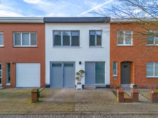 Prachtige afgewerkte 3 slaapkamer woning met garage en zuid - west tuin.gelijkvloers: inkomhal met apart toilet, living met zicht op tuin en nieuwe...