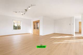 Deze sfeervolle villa uit 1998 is gelegen op een perceel van 445 m², op wandelafstand van het centrum van De Haan. Dankzij de open bebouwing, de overvloed aan natuurlijk licht. Met een bewoonbare oppervlakte van 174 m² is het een ideale thuis of tweedeverblijf, volledig asbestveilig en zonder renovatieverplichting.<br /><br />Bij het betreden van de woning komt u in een ruime inkomhal met trap naar de verdieping. Van hieruit bereikt u de gezellige leefruimte, waar de houtkachel en de grote raampartijen zorgen voor een warme sfeer en een aangename lichtinval. De halfopen keuken sluit mooi aan op de woonkamer en is uitgerust met kwalitatieve toestellen.<br /><br />Verder vindt u op het gelijkvloers een praktische berging, een garage met extra opbergruimte en een eerste badkamer met douche, lavabo en toilet.<br /><br />Rondom de woning strekt zich een volledig omheinde tuin uit met ruime oprit en een zonnig terras, waarvan een gedeelte overdekt is. Zo geniet u het hele jaar door van het buitenleven, in alle rust en privacy. De duurzame luiken aan de ramen laten toe de woning volledig af te sluiten en vereisen geen schilderwerk, wat het onderhoud tot een minimum beperkt.<br /><br />Op de eerste verdieping heeft u 3 slaapkamers waarvan 1 met aanpalende dressing, een badkamer met ligbad, douchecabine en sauna. Tot slot is hier ook toegang tot de zolderverdieping.<br /><br />Bent u op zoek naar een vaste woonst of een tweede verblijf? Contacteer Victor via victor@immofrancois.be of op +32 470 64 60 28 voor meer informatie of een bezoek.<br /><br />