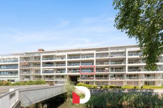 Dit smaakvolle en ruime appartement maakt deel uit van de "Residentie Mouterie" te Brugge, en bevindt zich aan de zijde van het Zuidervaartje, waar men van een open zicht (tot aan de Brugse Vesten) en een gunstige zonoriëntatie geniet. Het appartement situeert zich op de vierde verdieping en heeft een bewoonbare oppervlakte van +/- 95 m² + een ruim terras van +/- 14 m² met een open zicht in de richting van Brugge en op het omliggend groen. Het appartement beschikt over een uiterst rationele indeling: een lichtrijke leefruimte met toegang tot het terras, geïnstalleerde keuken, 2 volwaardige slaapkamers, badkamer met ligbad, toilet en dubbele lavabo, berging, douchekamer en gastentoilet. Aan de voorzijde is er een schitterend terras wat zorgt voor een aangename 'buiten' beleving uitkijkend op water en groen. Aan de achterzijde is er een tweede terras waar het sereen en rustig vertoeven is. In de ondergrondse verdieping is er een ruime kelder inbegrepen. Er bestaat de mogelijkheid om een parkeerplaats bij te kopen t.w.v. € 20.000,-. Er is een eerste bezoekmoment op ma. 24/08 tussen 16u en 19u waarop u zicht kunt inschrijven via onze site of via volgende link: https://360.zabun.be/public/visitreservationcomponent/visitreservation.aspx?guid=C7DE8564-7778-4A6E-8153-300BDB50794C&amp;languageid=nl&amp;id=84846153&amp;c=BE<br /><br />Contacteer ons snel voor een bezoek aan dit mooie appartement: www.immodelbecque.be of 050 45 03 45