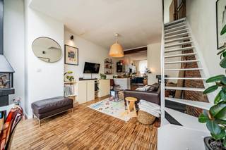 Uccle - Ideaal gelegen tussen de wijken Dieweg en Saint-Job, dicht bij talrijke groene zones en alle voorzieningen (openbaar vervoer, winkels, scholen, restaurants, etc.), biedt We Invest deze prachtige woning met 3 slaapkamers (eenvoudig om te bouwen tot 4) en een tuin. De woning bestaat uit: op de begane grond: hal met garderobe, woonkamer, eetkamer met toegang tot een eerste terras en de tuin, open keuken. Op de 1e verdieping: een mooie slaapkamer met inbouwkasten, badkamer. Op de 2e verdieping: een grote slaapkamer die eenvoudig kan worden opgedeeld in 2 slaapkamers, balkon, toegang tot de onafgewerkte zolder. In het souterrain is een zelfstandig studio-appartement gecreëerd (slaapkamer, doucheruimte met toilet, kitchenette en terras). Kelder. Conforme elektrische installatie. Energielabel (EPC): G. Direct beschikbaar. Wacht niet langer, maak vandaag nog een afspraak voor een bezichtiging! 02 217 22 91