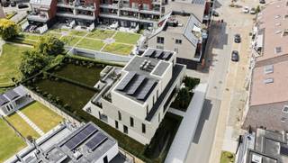 <p><span><strong>Nieuwbouwproject Prestige te Paal – Stijlvolle appartementen op een toplocatie in Paal centrum!</strong></span><br /><span>Welkom in dit exclusieve nieuwbouwproject, gelegen aan de Solferinostraat 8-10, te 3583 Paal, op een centrale locatie waar kwaliteit en comfort hand in hand gaan. </span><br /><span>Dit project bestaat uit 6 moderne appartementen die zich kenmerken door een stijlvolle, hedendaagse architectuur met een focus op licht en ruimte.</span></p><p><span><strong>Indeling appartement 1.3:</strong></span><br /><span>Dit appartement bevindt zich op de eerste verdieping.</span><br /><span>Inkomhal, toilet, berging, woonkamer met open keuken, badkamer, 1 slaapkamers en een ruim terras.</span></p><p><span>Kwaliteit en comfort staan centraal, en dat merk je in elk detail van dit unieke project. </span></p><p><span>Van ruime indelingen tot duurzame technieken, elk appartement is ontworpen met het oog op een comfortabele levensstijl. Het E-peil van E20 garandeert een energiezuinig woonklimaat.</span></p><p><span>Appartementen in het kort:</span></p><p><span>Gelijkvloers: Twee ruime appartementen met tuin aan de achterzijde van het gebouw.</span><br /><span>Eerste verdieping: Drie één-slaapkamer appartementen, elk voorzien van een ruim terras waar je volop kunt genieten van de buitenlucht.</span><br /><span>Tweede verdieping: Het exclusieve penthouse, ideaal voor wie op zoek is naar extra luxe en privacy.</span></p><p><span>De verwarming en warmwaterproductie wordt geregeld via een individuele warmtepomp, wat bijdraagt aan een lager energieverbruik en een duurzame manier van wonen. De vloerverwarming zorgt voor een aangename, gelijkmatige warmte in elk appartement.</span></p><p><span>Daarnaast is elk appartement uitgerust met een ventilatiesysteem D, conform de EPB-eisen. Dit garandeert een gezond binnenklimaat met voldoende frisse lucht, het hele jaar door.</span></p><p><span>De afwerking van de appartementen gebeurt volgens het lastenboek, waarbij de koper de keuze heeft voor bepaalde materialen en afwerkingen. Zo kun je jouw nieuwe appartement volledig personaliseren.</span></p><p><span>De vermelde prijs is exclusief de parkeerplaats en kelderberging, de aansluiting van de nutsvoorzieningen, basisakte, btw, registratierechten grond.</span><br /><span>Parkeerplaats en kelderberging verplicht bij aan te kopen.</span></p><p><span>*Aankoop aan 6% btw mogelijk, indien u aan de voorwaarden voldoet.</span></p>