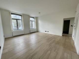 2-slaapkamerappartement aan de Grote Markt te Tienen, met onder andere een bewoonbare oppervlakte van 80 m², twee slaapkamers (één grote en...