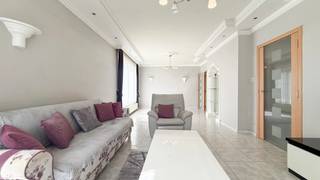 Op zoek naar een woning met veel ruimte, een praktische indeling en tal van mogelijkheden? Deze split-level woning in Houthalen-Helchteren combineert vier slaapkamers met een ruime leefruimte, een inpandige garage, een kelder en een ruime tuin met overdekt terras. Dankzij de verschillende niveaus en veelzijdige ruimtes biedt deze woning heel wat mogelijkheden om ze aan te passen aan jouw woonwensen.<br /><br /><br />Bij het binnenkomen word je verwelkomd in de inkomhal met gastentoilet. Van hieruit bereik je de ruime woonkamer met eetgedeelte en aansluitend de open keuken. De verschillende niveaus geven de woning een speelse en functionele indeling.<br /><br /><br />Verder beschikt de woning over vier slaapkamers en een extra ruimte die je naar eigen wens kan inrichten als bureau, speelkamer of hobbyruimte. De badkamer is uitgerust met een ligbad en toilet.<br /><br /><br />Een bijzondere troef is de inpandige garage, die voorzien is van een extra keuken, douche en toilet. Deze ruimte biedt heel wat praktische mogelijkheden, bijvoorbeeld voor wie van thuis uit werkt of nood heeft aan extra ruimte. Daarnaast is er een ruime kelder, ideaal voor het opbergen van spullen.<br /><br /><br />Achteraan de woning bevindt zich het overdekte terras met aansluitend de ruime tuin. Hier kan je in alle rust genieten van het buitenleven, gezellig buiten zitten of ontspannen na een drukke dag.<br /><br /><br />De woning biedt bovendien de mogelijkheid om verder te moderniseren en energetisch te renoveren volgens jouw eigen smaak en wensen. Zo kan je de ruimtes en het comfort stap voor stap afstemmen op jouw toekomstplannen.<br /><br /><br />Ook de ligging is een troef. Winkels, scholen, een bakker, openbaar vervoer en belangrijke verbindingswegen bevinden zich in de nabije omgeving. Bovendien is de Nederlandse grens vlot bereikbaar, wat deze locatie interessant maakt voor wie regelmatig richting Nederland pendelt.<br /><br />Maatregelen opgenomen in een het register: nee.<br />Voor een bezichtiging ter plaatse of meer informatie, bel ons op 078/78.78.70 of kom gerust eens binnen in ons kantoor. Je bent altijd welkom!