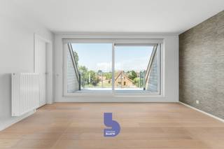 Bent u op zoek naar een ruim en lichtrijk duplexappartement op een unieke locatie? Dan zal dit prachtige appartement langs de Vaart van Oudenburg u ongetwijfeld weten te bekoren.<br /><br />Bij het betreden van het appartement komt u meteen in de ruime en sfeervolle leefruimte, waar de grote raampartijen zorgen voor een overvloed aan natuurlijk licht en een prachtig uitzicht over de Vaart van Oudenburg.<br /><br />Aansluitend bevindt zich een ruim terras aan de voorzijde, voorzien van een praktische buitenberging. Daarnaast beschikt het appartement ook over een tweede terras aan de achterzijde, zodat u op elk moment van de dag van het buitenleven kunt genieten.<br /><br />De eetruimte sluit naadloos aan op de woonkamer en vormt samen een aangename leefomgeving. De gezellige keuken bevindt zich discreet achter een hoek, waardoor ze mooi geïntegreerd is in de leefruimte zonder aan openheid in te boeten.<br /><br />Op hetzelfde niveau bevindt zich een eerste slaapkamer, die eveneens perfect als bureau kan worden ingericht. Aansluitend vindt u een douchebadkamer en een afzonderlijk gastentoilet.<br /><br />Op de duplexverdieping bevinden zich nog twee volwaardige slaapkamers, een badkamer, een apart toilet en een extra berging, wat zorgt voor een praktische en comfortabele indeling.<br /><br />Als extra troef zijn er twee open autostaanplaatsen beschikbaar, die afzonderlijk kunnen worden aangekocht aan € 19.500 per staanplaats.