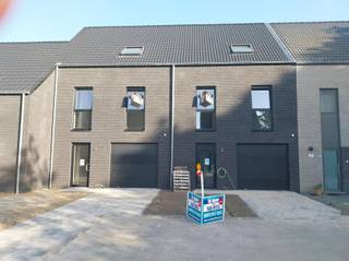 <p><span>Klassieke nieuwbouw, goed gelegen in Mol - Ginderbuiten.</span></p><p><span>Ontdek dit nieuwbouwproject met vijf woningen aan de Heergrachtstraat te Mol. Doordat deze weg doodlopend is, komt er hier geen doorgaand verkeer waardoor er een autoluwe omgeving ontstaat. Er is hierbij niet enkel plaats voor bebouwing maar ook voor openbaar groen. Dankzij een kleine groenzone vormt deze verkaveling een charmant geheel waar het aangenaam wonen is. </span></p><p><span>Indeling en ruimte:</span></p><p><span>De woningen zijn ontworpen voor optimaal wooncomfort met een ruime en lichte woonkamer die naadloos overgaat in een open keuken. Er is tevens een inkom, toilet en berging-wasplaats. </span></p><p><span>Er is een inpandige garage, en de leefruimte geeft direct toegang tot de tuin, wat zorgt voor een open en luchtig gevoel.</span></p><p><span>Boven zijn er drie ruime slaapkamers. Ook vloerverwarming op de slaapkamers.</span></p><p><span>De zolderverdieping is bereikbaar via een vaste trap naar de zolder, waar u een zeer ruime 4de slaapkamer kan inrichten. </span></p><p><span>De moderne badkamer is uitgerust met zowel een ligbad als een douche, dubbele lavabo en toilet.</span></p><p><span>Een prachtige gesloten bebouwing van 352m². </span></p><p><span>Gebouwd met kruipkelder.</span></p><p><span>De woning is voorzien van zonnepanelen 5600 KWp, wat niet alleen bijdraagt aan een duurzame energievoorziening, maar ook zorgt voor een lagere energiekost.</span></p><p><span>Volgens de planning is de woning klaar in juni 26.</span></p><p><span>Voor meer informatie, het lastenboek en de plannen kunt u terecht op ons kantoor of op onze website www.vanheesimmo.be</span></p><p><span>Voor een afspraak kan u ons steeds bereiken op 475 811 815 of via info@vanheesimmo.be</span></p><p><span>Lanceringsactie : gratis laminaat op eerste verdieping of gratis upgrade keuken !! </span></p>