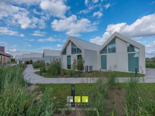 <strong>CONCIËRGEWONING (NUMMER 21) AAN DE MAAS IN ALDENEIK.</strong><br /><br /><strong>EIGEN GEBRUIK OF GEGARANDEERD RENDEMENT VAN 5,5%</strong><br />Als koper heeft u de keuze om de vakantiewoning volledig voor eigen gebruik aan te wenden of te kiezen om deze te verhuren. Voor de verhuur werken we samen met een parkbeheerder die u als investeerder volledig ontzorgt. <br />U heeft hierbij de keuze uit 2 rendementsvormen:<br />- Een gegarandeerd rendement van 5,50% gedurende 15j<br />- Een vrij rendement op basis van de werkelijke huurinkomsten. <br /><br /><strong>VOLLEDIGE ONTZORGING ALS INVESTEERDER</strong><br />Als u opteert voor de verhuur, wordt u als investeerder volledig ontzorgd. De parkbeheerder staat in voor o.a.:<br />- verzorgen van de boekingen<br />- ontzorging in de verhuur<br />- in- en uitcheck<br />- eindschoonmaak<br />- vezorgen bedlinnen<br />- handdoekenservice<br />- beheer en onderhoud van het park<br />- ...<br /><br /><strong>INVESTERINGSTROEVEN</strong><br />- top-ligging aan de oevers van de maas<br />- uniek vastgoedobject<br />- btw is recupereerbaar ingeval van vakantieverhuur <br />- mogelijkheid tot eigen gebruik van de vakantiewoning<br /><br /><strong>LIGGING</strong><br />Dit Boutique vakantiepark is gelegen aan de Leeuwerikstraat in het pittoreske Maaslands dorpje Aldeneik. Het park omvat slechts 20 luxe en unieke vakantiewoningen en 1 conciërgewoning. Prachtig én uniek gelegen, pal aan de Maasoever … Dat je hier geniet van een optimale en vooral uiterst rustige ligging is “the least we can say!” Je hebt hier een fantastisch uitzicht op de Maas, veel wandel- en fietsmogelijkheden en een uitgebreid horeca aanbod in de buurt.<br /><br /><strong>HET PROJECT</strong><br />Het project omvat 20 vakantiewoningen met een oppervlakte tot 72m², allen voorzien van een mooi privatief terras en/of tuin. De vakantiewoningen genieten bijna allemaal van een uniek zicht op de Maas en worden onderverdeeld in 7 water-, 10 schakel- & 3 schuurwoningen met elk hun eigen charmes. In de voormalige boerderij wordt 1 conciërgewoning voorzien op de 1ste & 2de verdieping. Het gelijkvloers zal fungeren als een polyvalente ruimte met gemeenschapsfunctie. Jouw wagen parkeren kan op de privatieve, afgesloten parkeerplaatsen.<br /><br /><strong>PRIJZEN & MEER INFO</strong><br />Wil je investeren in het ultieme vakantiegevoel van anderen én van jezelf? Een overzicht van de prijzen en beschikbaarheid kan je raadplegen op onze website www.n78vastgoed.be. Of neem even contact met ons op en wij sturen je met plezier een overzicht van de prijzen mét de berekening van de bijkomende aankoopkosten. Verkoop in het BTW-stelsel (21% BTW op de constructiewaarde en 12% registratierechten op de grondwaarde).<br /><br />Bekijk je deze advertentie via een aanverwante vastgoedsite, surf dan zeker naar onze website www.N78vastgoed.be voor een uitgebreide beschrijving en foto's. Meer info: +32 (0)89 86 18 88 of info@N78vastgoed.be.