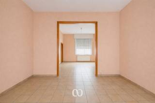 Ben je op zoek naar een statige woning dat nog gerenoveerd kan worden naar eigen smaak? Deze maakt zeker kans.De centrale ligging in het centrum van...