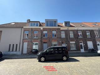 In het gezellige Sint-Gilliskwartier vindt u deze charmante stadswoning, vlakbij de Brugse Reien. Via de inkom met gastentoilet heeft u toegang tot...