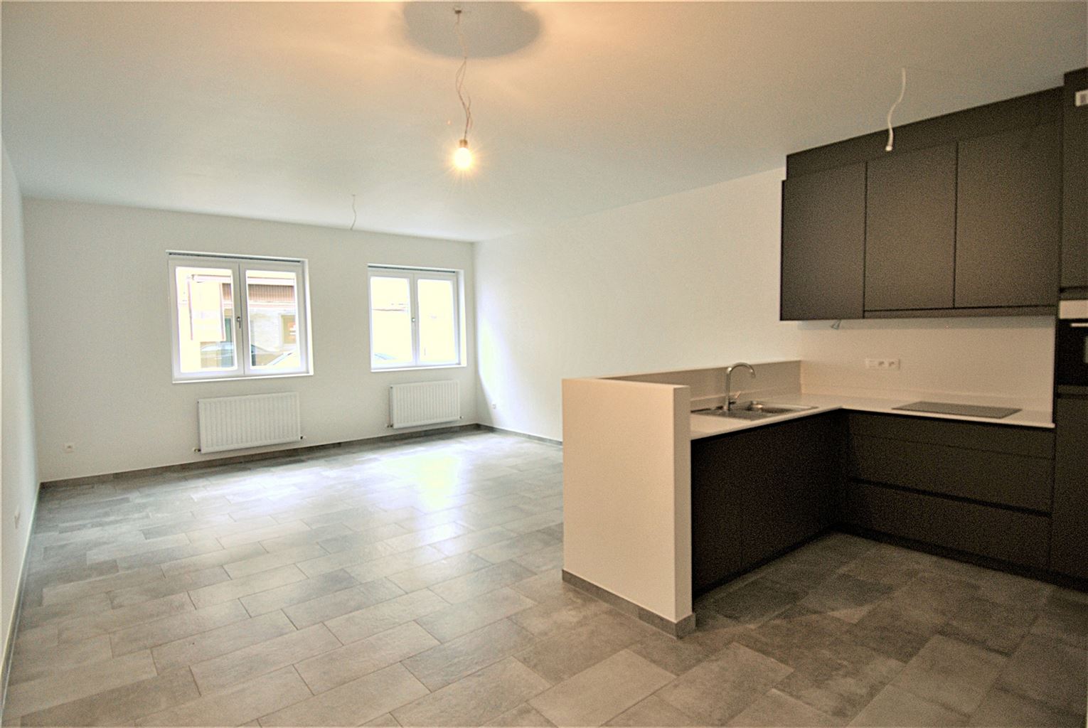 Instapklaar appartement met 1 slaapkamer+(kantoor/hobbykamer), gelegen in het centrum van Maaseik. - foto 1