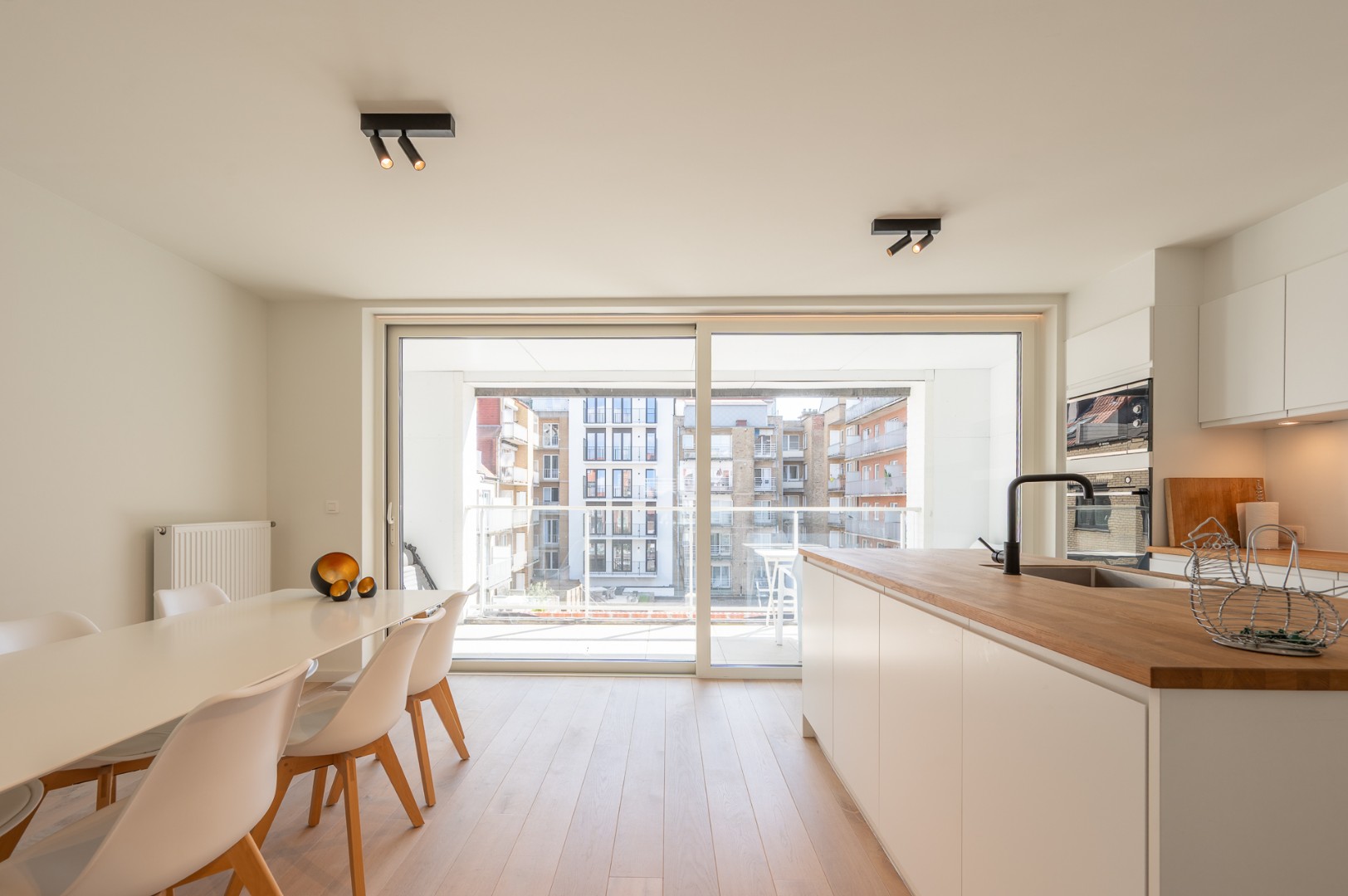 Uitzonderlijk ruime triplex met 4 slaapkamers gelegen in het centrum van Knokke. - photo 4