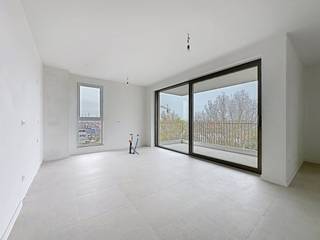 « Nexuss » est un nouveau projet de construction durable à Schelle, avec 64 unités résidentielles et un espace commercial. Avec des appartements, des duplex et des maisons avec lits superposés d'une à quatre chambres, vous avez un large choix. Le projet écologique et moderne bénéficie d'une situation très centrale, avec toutes les installations nécessaires à proximité et à une courte distance des grandes villes telles qu'Anvers, Malines et Saint-Nicolas.Les principaux points forts du projet « Nexuss » sont les suivants :- Normes BEN : niveau E 20- Panneaux solaires, individuellement par appartement- Chauffage au sol, par pompe à chaleur, et sèche-serviettes électrique- Système de ventilation de type D- De belles terrasses- Espace de stationnement souterrain et rangement- Architecture moderne et écologique- Orienté vers l'avenir grâce à des matériaux durables et économes en énergieCet appartement de 3 chambres d'environ 102 m² est situé au Provinciale Steenweg 423 à Schelle.Disposition de l'appartement :- Hall d'entrée- Rangement- Toilette- Salle de bain- Salon avec cuisine- 3 chambres- TerrasseLes travaux ont déjà commencé et devraient être achevés fin 2025.Vous voulez en savoir plus sur ce beau projet ? N'hésitez pas à nous contacter !