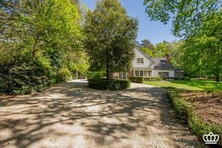 <p><span>Sur un emplacement de choix, luxueuse et attrayante villa comprenant 4 chambres, 2 salles de bains, un bureau et une terrasse couverte, entourée d'un magnifique jardin en pente naturelle d'environ 5 200 m2 avec piscine chauffée et pool house.   </span></p><p><span> </span></p><p><span>LAYOUT :</span></p><p><span><br />Rez-de-chaussée:<br />Income avec toilettes invités et lave-mains. Passage vers les espaces de vie avec buanderie adjacente avec armoires encastrées et toilettes supplémentaires, vestiaires et bureau avec armoires encastrées. Espace de vie sur parquet perçu comme extra spacieux en raison d'un espace de fenêtre élevé, baie vitrée donnant sur le jardin et portes de jardin à la terrasse couverte confortable, escaliers vers la salle mezanine ouverte à l'étage. Double porte vers la salle à manger. Face à la cuisine spacieuse , la cuisine est de style campagnard et équipée de tous les appareils électroménagers contemporains, dans la zone de la baie vitrée, il y a un coin petit-déjeuner confortable avec de belles vues sur le jardin et des portes de jardin donnant sur la terrasse. Des portes vitrées donnent accès à la </span><span>salle de jeux et de télévision adjacente.</span></p><p><span> </span></p><p><span><sup>1er</sup></span><span> étage:<br />Couloir arrière menant à l'unité principale, entrée par le dressing avec armoires encastrées, chambre avec meubles encastrés et une luxueuse salle de bains attenante avec baignoire, double lavabo, douche à l'italienne </span><span>et bidet incorporé dans un placard</span><span>.<br />Plus loin à cet étage 3 chambres dont 2 avec armoires encastrées et une 2ème salle de bains subdivisée en 2 pièces chacune avec son propre lavabo, 1 avec baignoire et une douche à l'italienne commune. Tout le sol est en parquet, teck dans les salles de bains.</span></p><p><span> </span></p><p><span>Grenier:  <br />Accès par une échelle à un grenier de rangement pratique.  </span></p><p><span> </span></p><p><span>Sous-sol:<br />Accès par la cuisine à un sous-sol spacieux divisé en un local technique abritant le système de chauffage central et l'électricité, une cave de stockage et une cave à vin climatisée.</span></p><p><span> </span></p><p><span>Jardin:<br />Très beau jardin en pente naturelle, la villa a été plantée à l'arrière du terrain pour bénéficier d'une vue et d'un ensoleillement optimaux depuis la villa. Terrasse en pierre naturelle et allées et terrasses autour de la piscine en pavés d'argile. Entièrement clôturé et équipé d'un portail automatique.</span></p><p><span> </span></p><p><span>Détails :</span></p><p><span> </span></p><p><span>-Situation privilégiée</span></p><p><span>-Entourée d'un beau jardin naturel en pente</span></p><p><span>-Entièrement rénovée par Valckenborgh en 2000</span></p><p><span>-Bien entretenue</span></p><p><span>-Spacieux et très confortable</span></p><p><span>-Piscine</span></p><p><span>-Soleil sur le terrain </span></p><p><span> </span></p><p><span> </span></p>