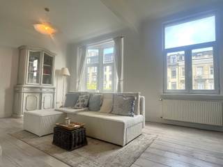 This well-maintained apartment is located on Van Den Nestlei, in the charming Zurenborg district of Antwerp. The location offers the ideal...