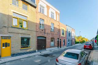 SINT-AMANDSBERG - Uniek pand met twee wooneenheden, binnenkoer en dakterras Aan de Herlegemstraat 3-5, op een boogscheut van Gent-Dampoort en het...