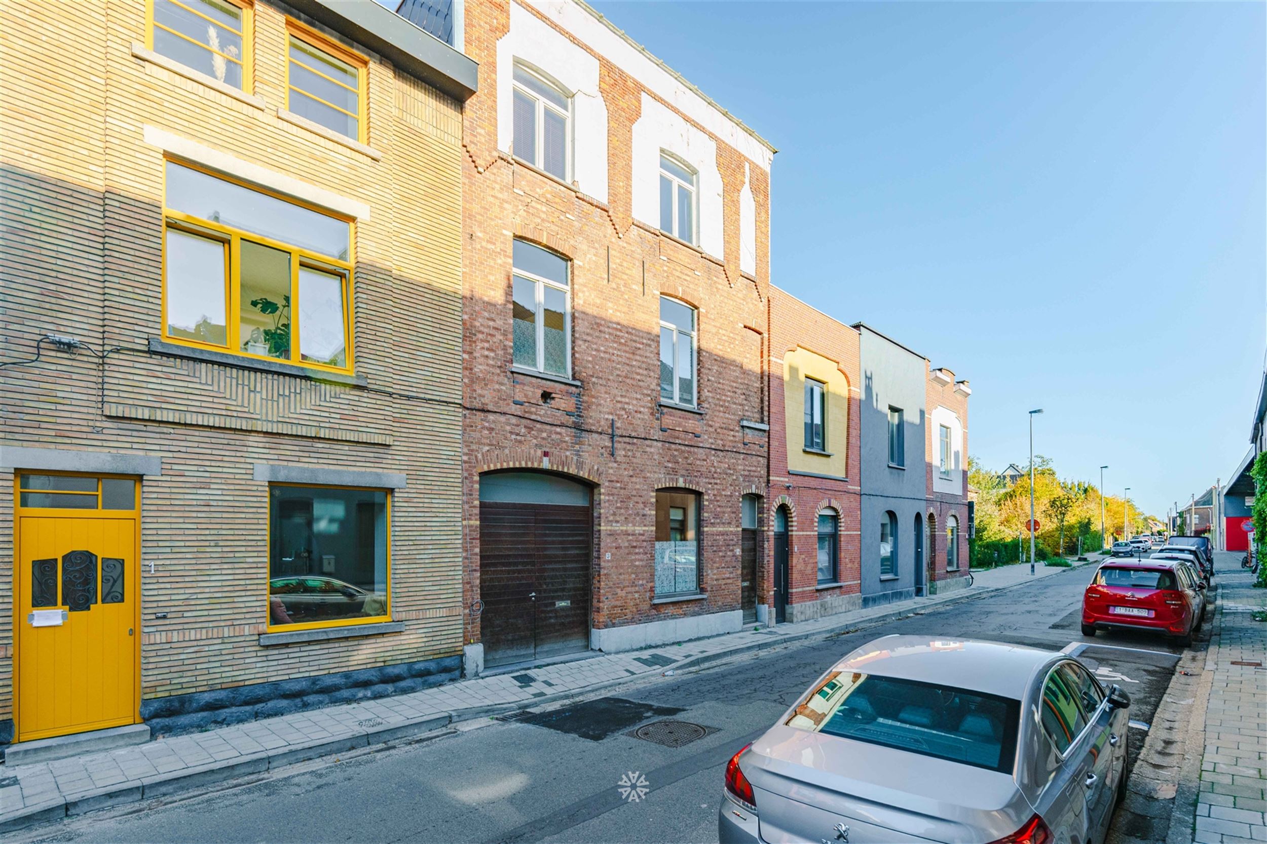 Uniek pand met twee wooneenheden, binnenkoer en dakterras - foto 1